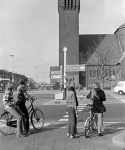 857455 Afbeelding van een wegwijzer op de Vleutenseweg te Utrecht, gezien vanaf de hoek met de Spinozaweg. Op de ...